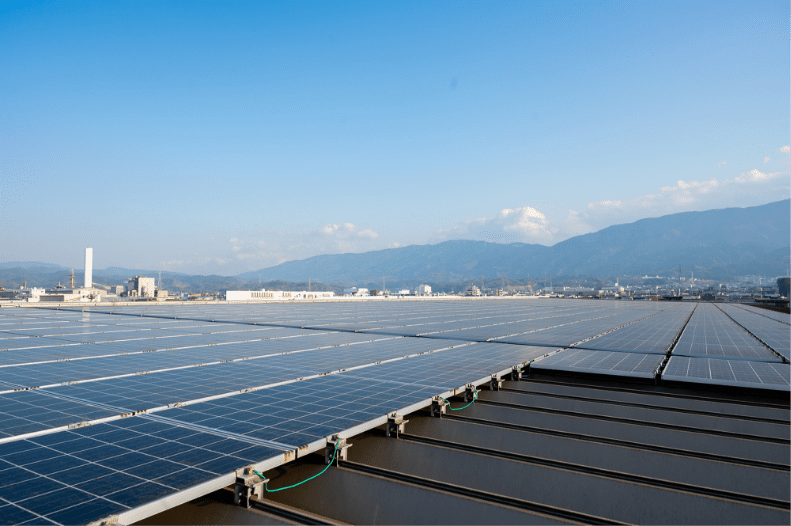 工場の屋根スペースを活かし太陽光パネルを設置